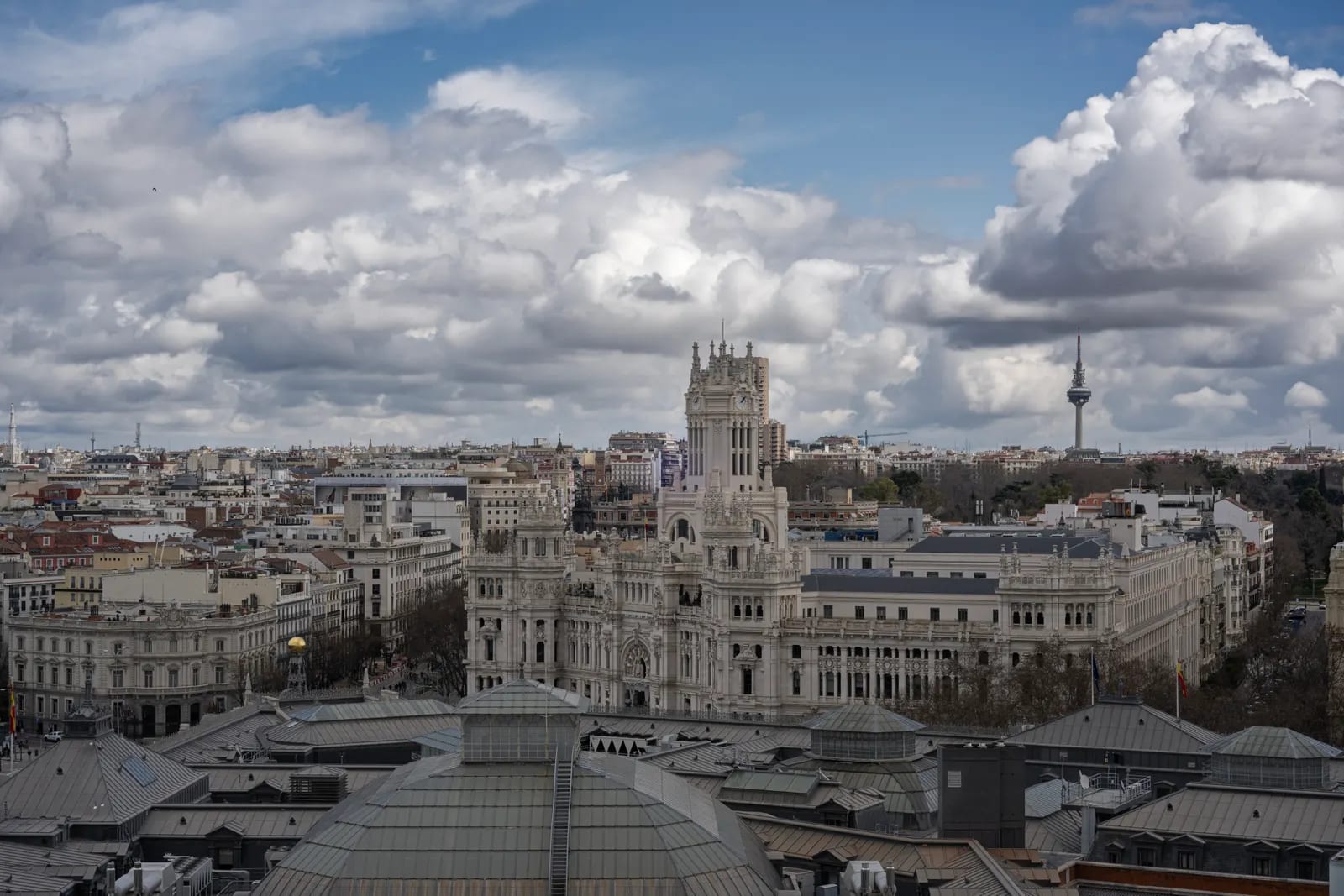 Vista del centro de Madrid desde lo alto, con el Palacio de Cibeles y su torre en el centro, tejados alrededor y cielo nublado