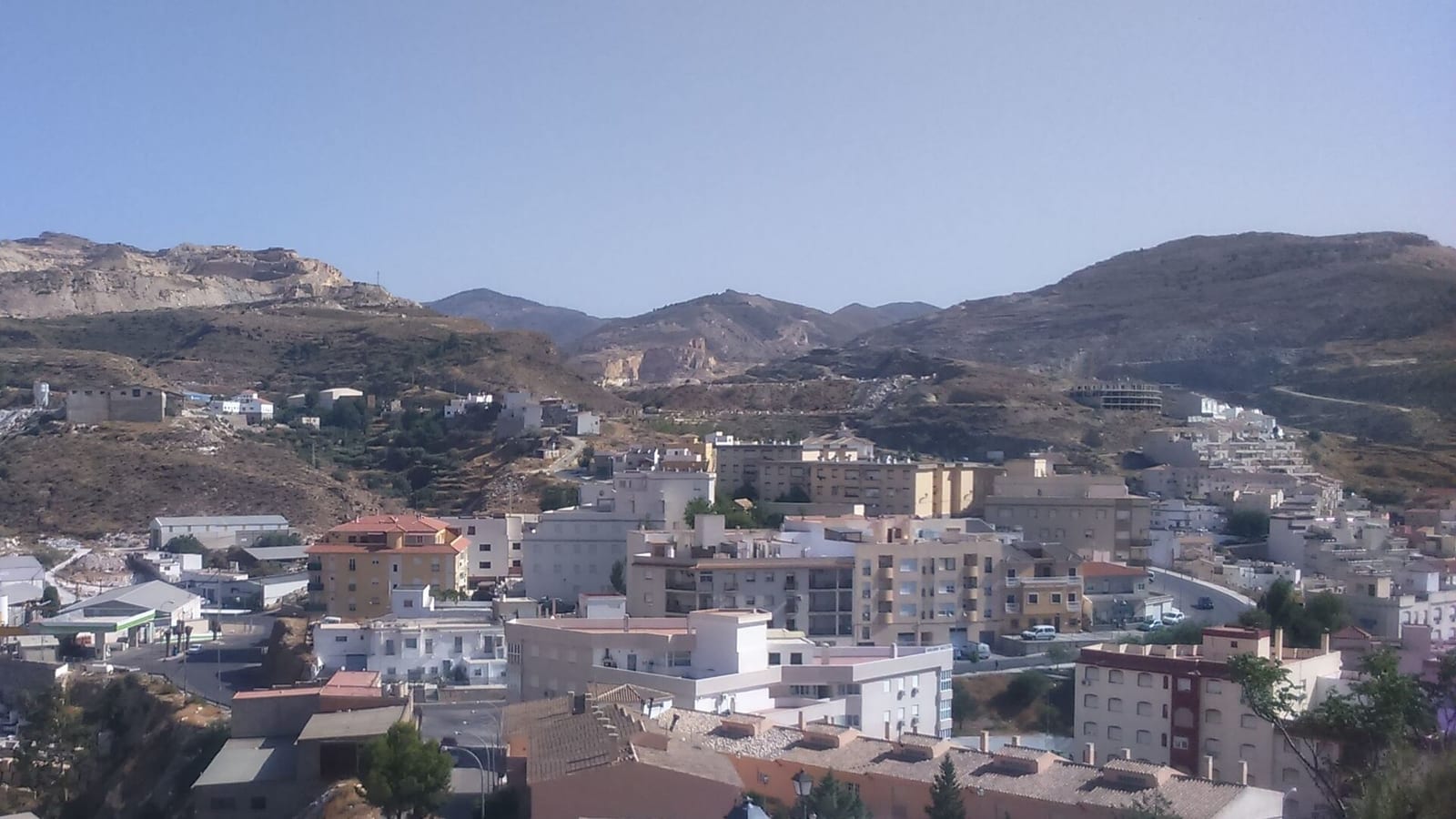 Vista de Macael (Almería): casas escalonadas sobre la ladera y, al fondo, la sierra con cortes de cantera a cielo abierto